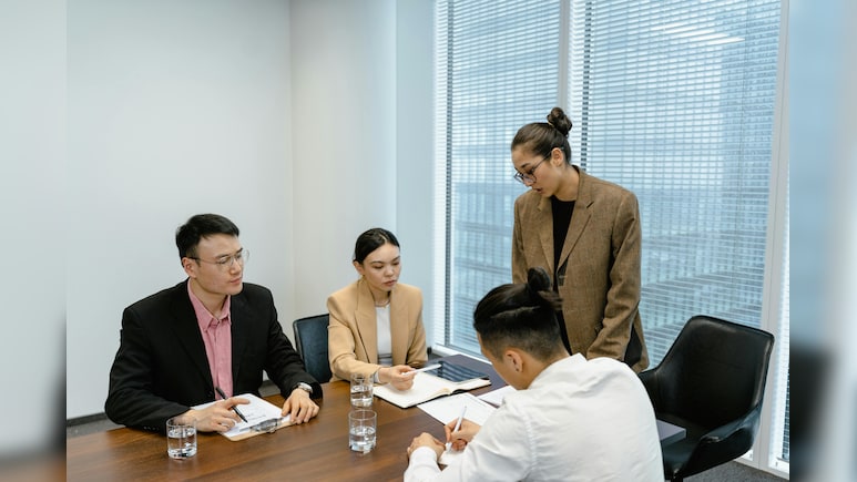 ऑफिस में वर्क रिव्&zwj;यू मीटिंग में बोलते वक्&zwj;त घबरा जाते हैं...ना लें टेंशन, बस अपनाएं ये ट्रिक्&zwj;स