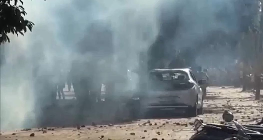 नोएडा में बढ़ते बवाल के बीच DM ने जारी किए हेल्पलाइन नंबर, मजदूरों की शिकायतों के लिए बनाया कंट्रोल रूम