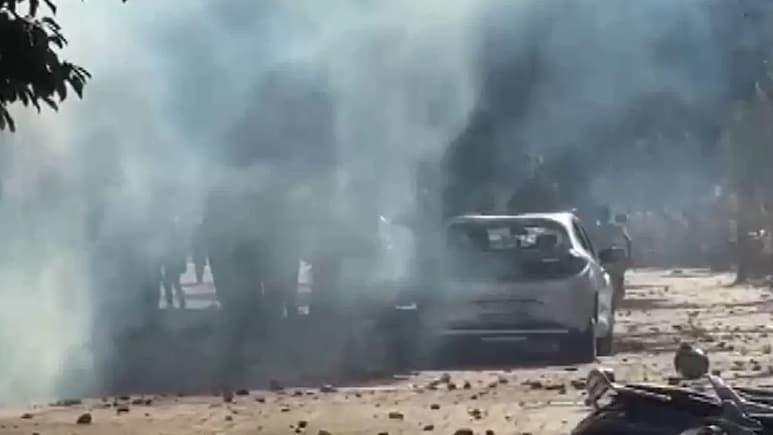 नोएडा में बढ़ते बवाल के बीच DM ने जारी किए हेल्पलाइन नंबर, मजदूरों की शिकायतों के लिए बनाया कंट्रोल रूम