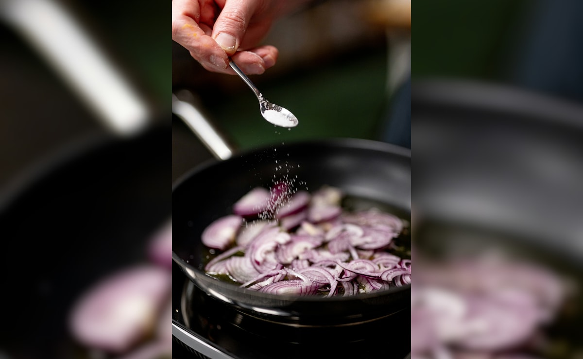 सब्जी में ज्यादा नमक या मिर्च पड़ जाए तो क्या करें? इन आसान ट्रिक्स से मिनटों में ठीक करें स्वाद