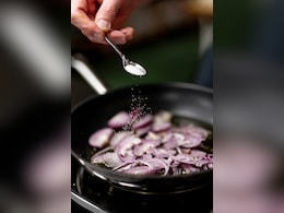 सब्जी में ज्यादा नमक या मिर्च पड़ जाए तो क्या करें? इन आसान ट्रिक्स से मिनटों में ठीक करें स्वाद