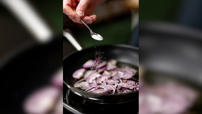 सब्जी में ज्यादा नमक या मिर्च पड़ जाए तो क्या करें? इन आसान ट्रिक्स से मिनटों में ठीक करें स्वाद