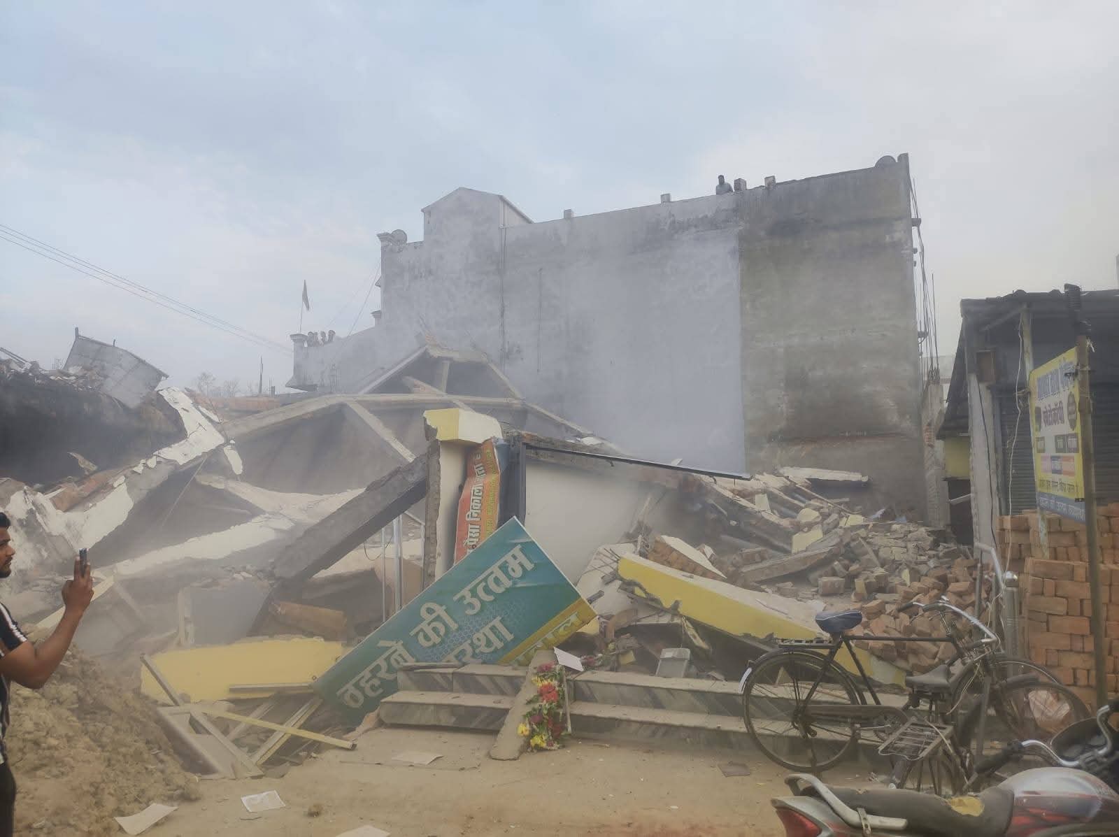 Anuppur Building Collapse Near Kotma Bus Stand Rescue Operation Underway Anuppur Building Collapse Near Kotma Bus Stand Rescue Operation Underway