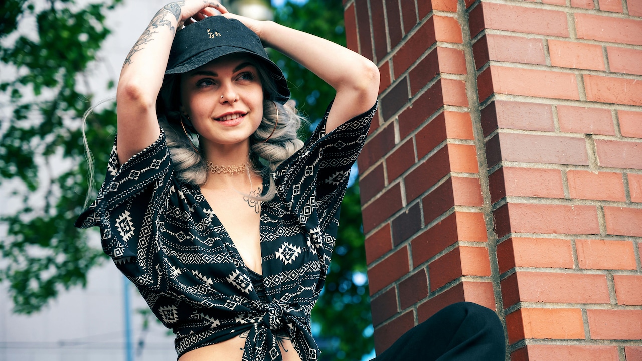 Crop Shirts With High-Waist Pants: Styling Mistakes And How To Fix Them