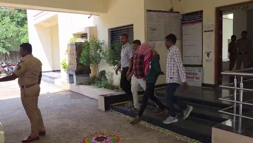 350 अश्लील वीडियो, ब्लैकमेलिंग का 'खेल'... महाराष्ट्र में AIMIM से जुड़ा आरोपी गिरफ्तार