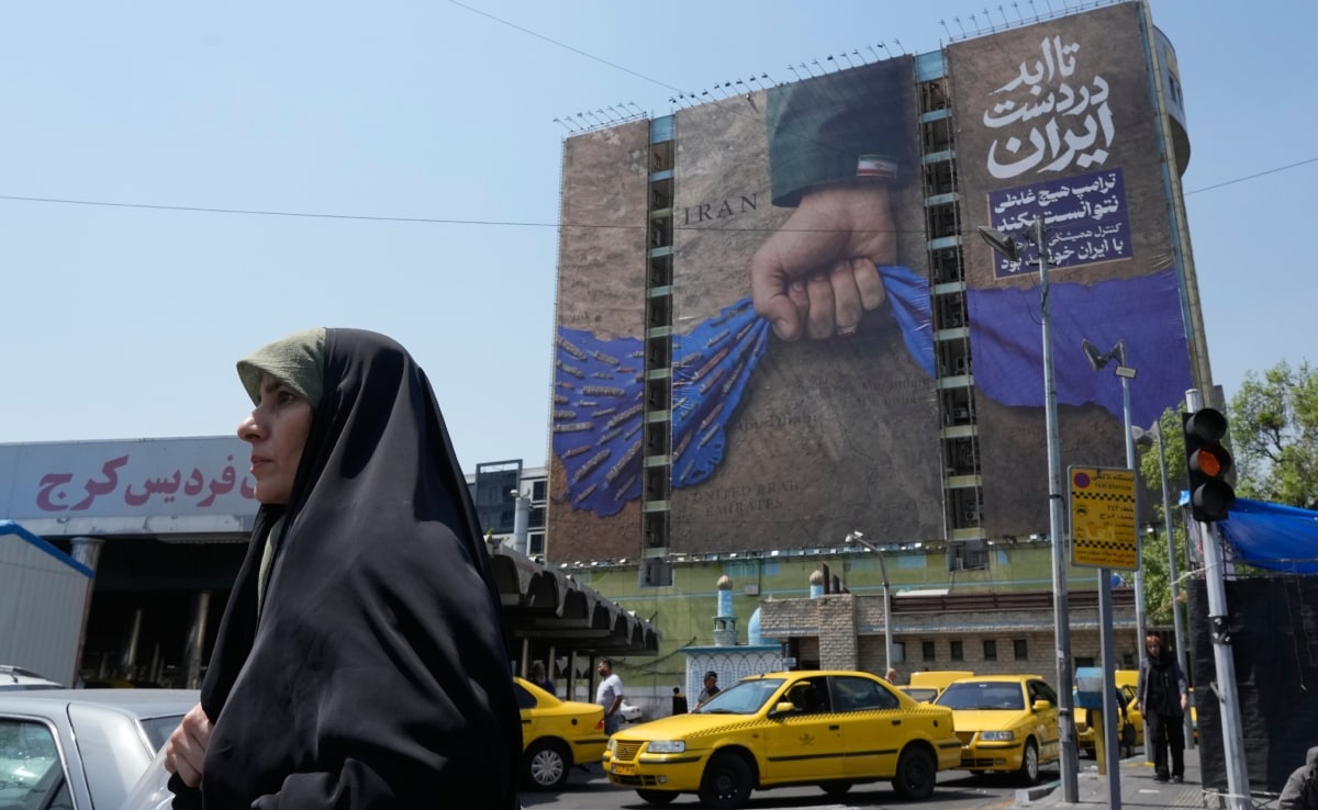 होमुर्ज स्ट्रेट पर ईरानी दावे को लेकर राजधानी तेहरान में लगा एक पोस्टर.