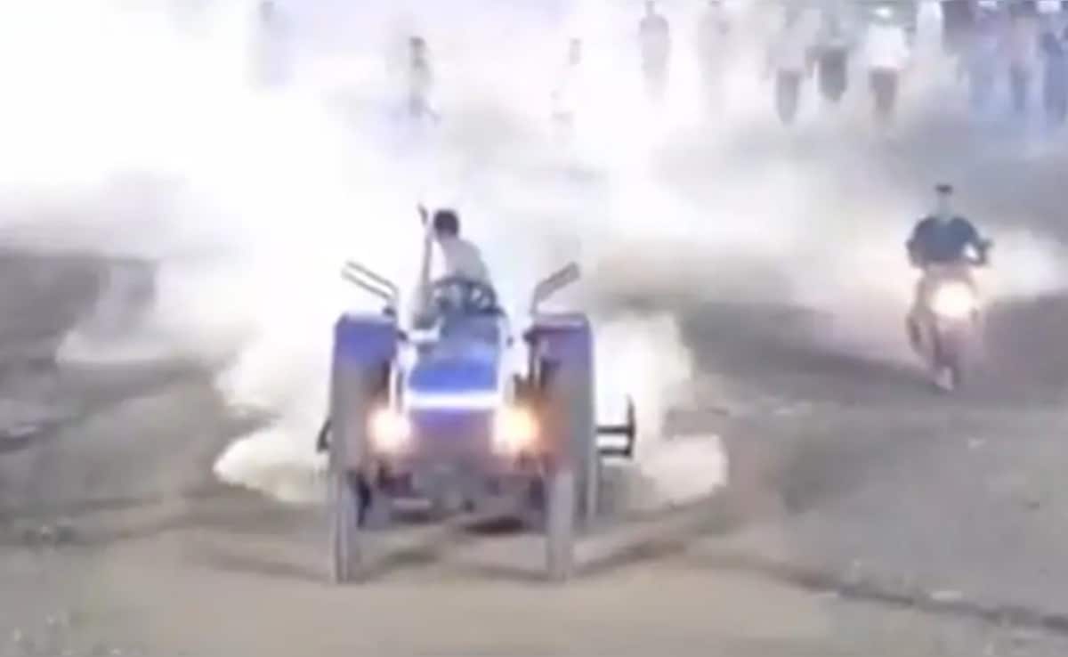 VIDEO: मैच के लिए नहीं मिला निमंत्रण तो भड़क गया नेता, ट्रैक्टर से खोद डाली पूरी पिच