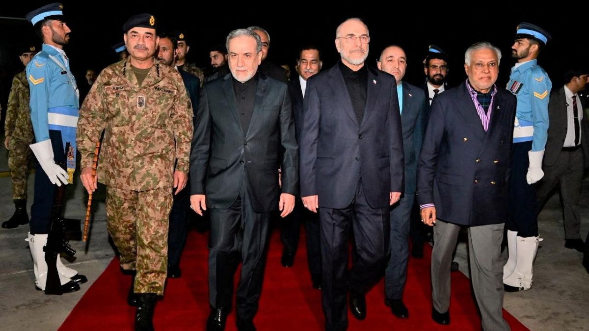 Iranian Delegation Arrives In Pak For Peace Talks. Welcomed By Asim Munir