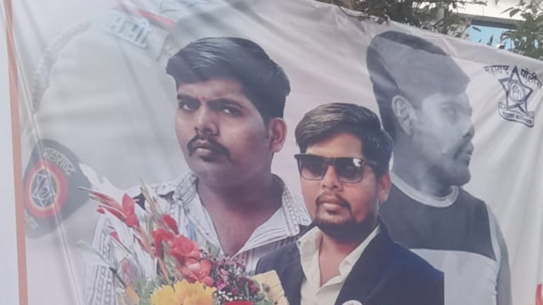 Fake Police Officer: पुणे का राजा बाबू! शादी के लिए सब्जी वाला युवक बना फर्जी पुलिस अफसर, इंप्रेशन जमाने के लिए शहर में लगाए खुद के पोस्टर्स!