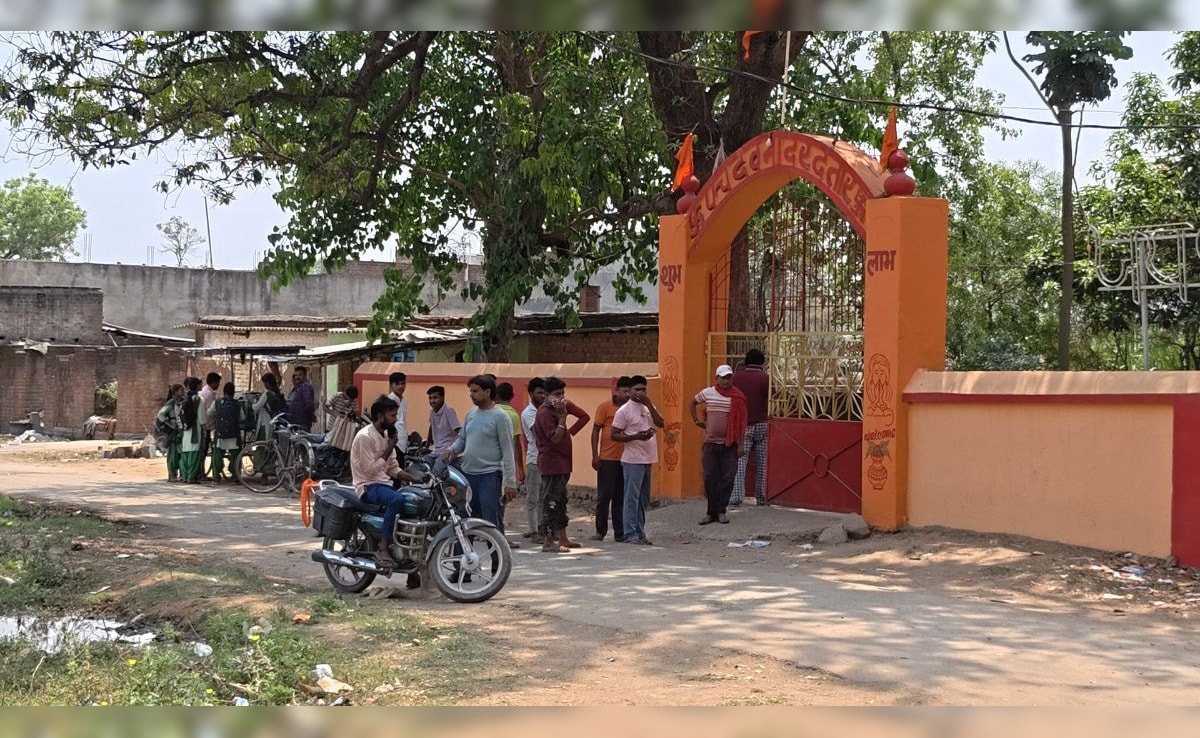 चतरा में मंदिर की दीवार पर आपत्तिजनक टिप्पणी से बवाल, चेतवानी के बाद बाजार बंद...छावनी में तब्दील हुआ इलाका