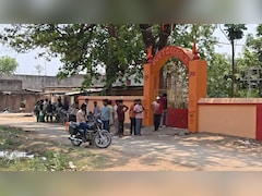 चतरा में मंदिर की दीवार पर आपत्तिजनक टिप्पणी से बवाल, चेतवानी के बाद बाजार बंद...छावनी में तब्दील हुआ इलाका