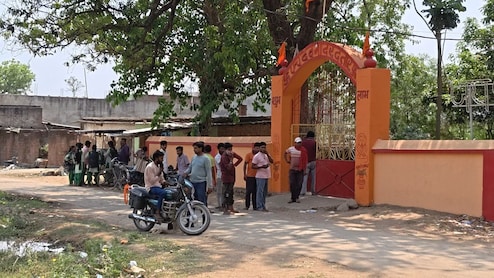 चतरा में मंदिर की दीवार पर आपत्तिजनक टिप्पणी से बवाल, चेतवानी के बाद बाजार बंद...छावनी में तब्दील हुआ इलाका