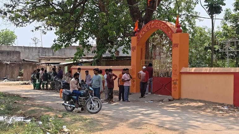 चतरा में मंदिर की दीवार पर आपत्तिजनक टिप्पणी से बवाल, चेतवानी के बाद बाजार बंद...छावनी में तब्दील हुआ इलाका