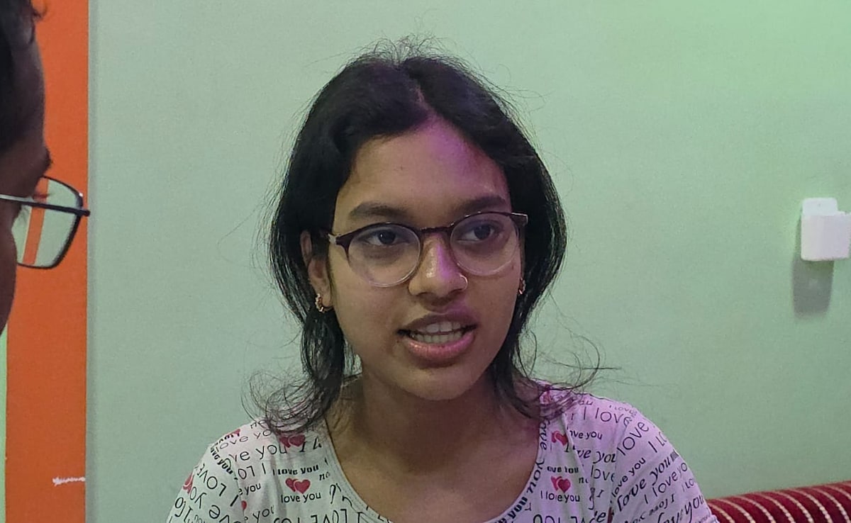 CGBSE 12th Result Topper Story: पिता फेरी लगाकर बेचते हैं कपड़े, बेटी ने लहराया परचम, आईएएस बनने का है सपना