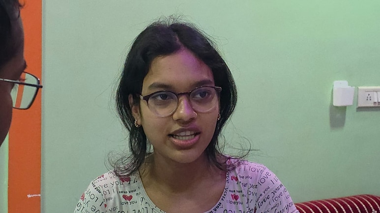 CGBSE 12th Result Topper Story: पिता फेरी लगाकर बेचते हैं कपड़े, बेटी ने लहराया परचम, आईएएस बनने का है सपना