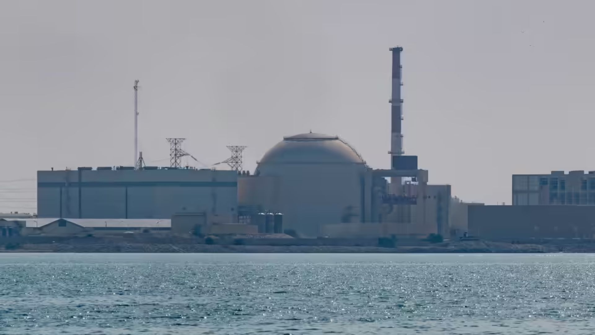 अमेरिका का ईरान के बुशहर परमाणु प्लांट पर मिसाइल अटैक; इजरायल-लेबनान में भी धमाके