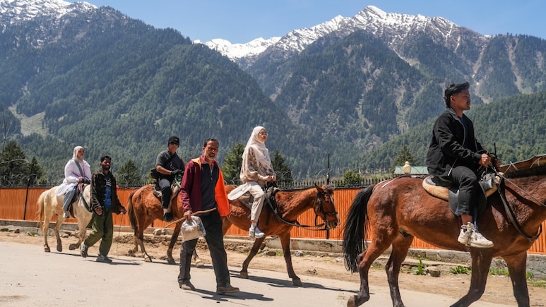 पहलगाम हमले के एक साल बाद टूरिस्ट दे रहे आतंकवादियों को करारा जवाब, ग्राउंड रिपोर्ट