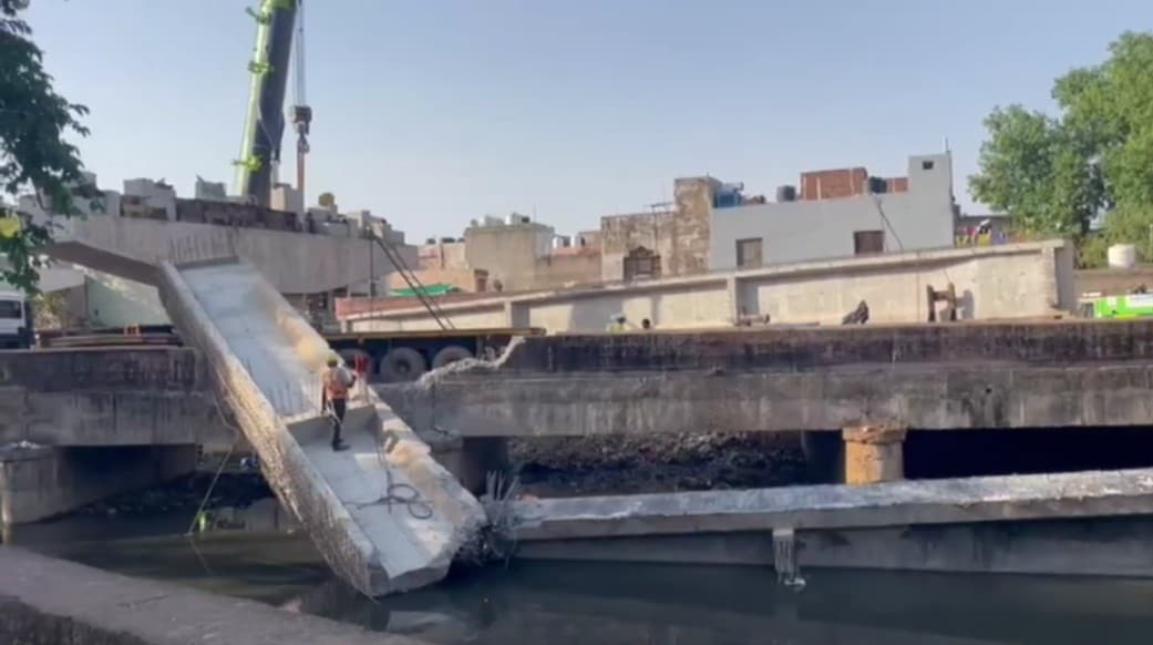 Gwalior Elevated Road: ग्वालियर में खेडापति हनुमान मंदिर के पास निर्माणाधीन पुल का गार्डर गिरा, बड़ा हादसा टला Gwalior Elevated Road: ग्वालियर में खेडापति हनुमान मंदिर के पास निर्माणाधीन पुल का गार्डर गिरा, बड़ा हादसा टला