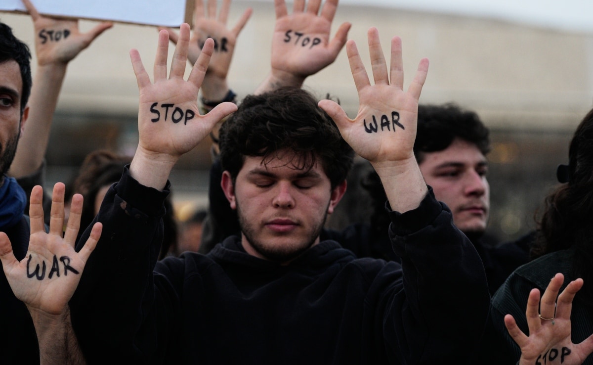 इजरायल के सबसे बड़े शहर तेल अबीब में ईरान के साथ जारी युद्ध को रोकने के लिए प्रदर्शन करते लोग.