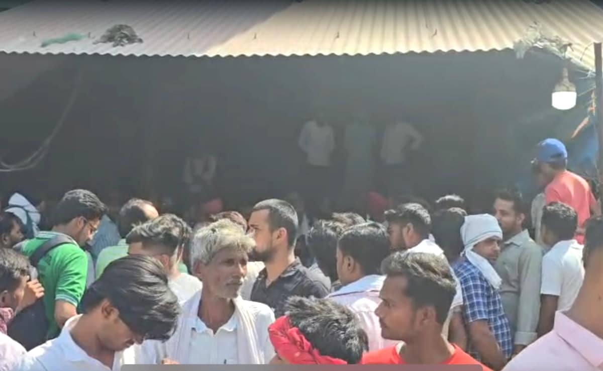 आर्यन की चाय दुकान खुल जाने के बाद वहां भारी भीड़ दिखी. पूरे जिले में अब इस दुकान की चर्चा हो रही है.