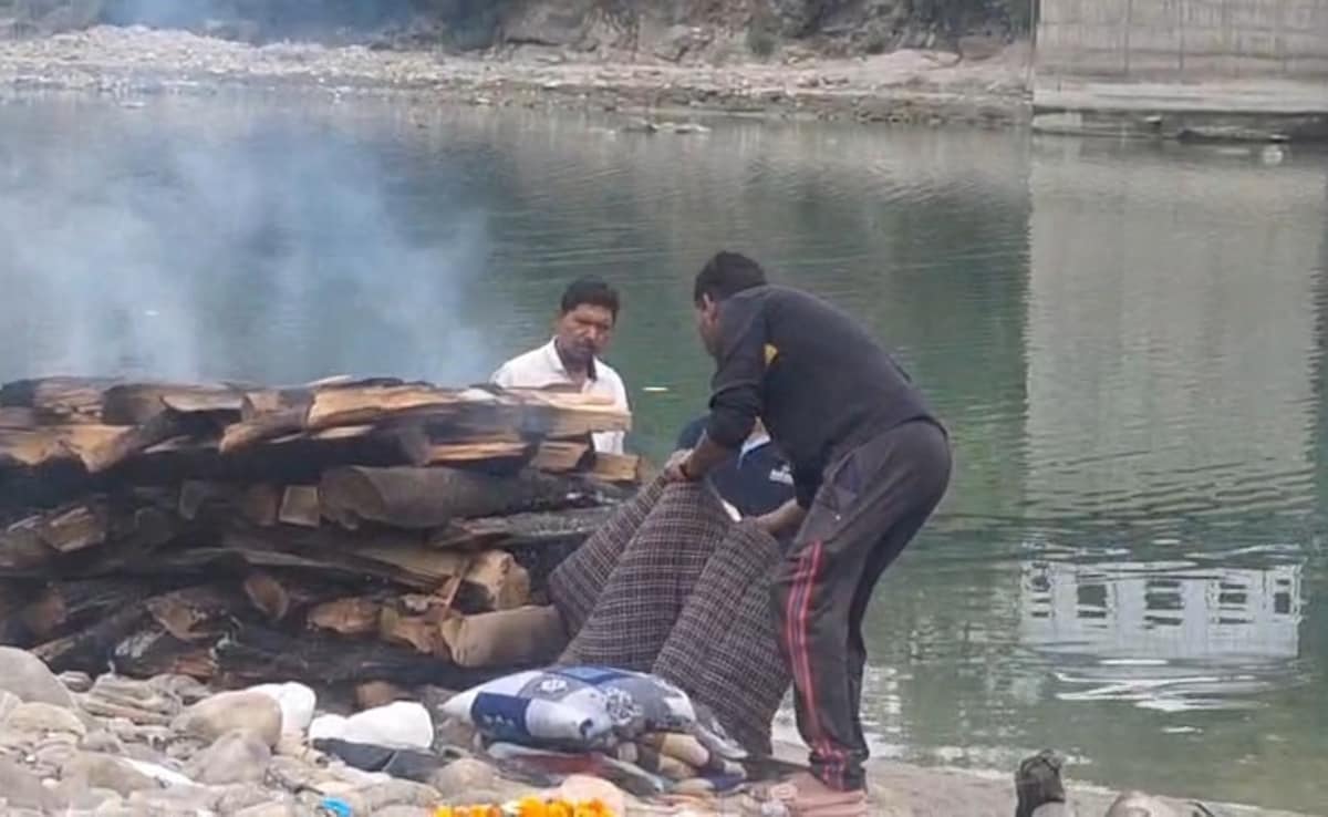 उत्तराखंड: चिता को आग देने के लिए नहीं मिली सूखी लकड़ियां, 19 साल की बेटी का डीजल-टायर से हुआ अंतिम संस्कार