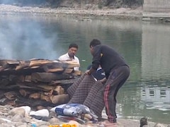 उत्तराखंड: चिता को आग देने के लिए नहीं मिली सूखी लकड़ियां, 19 साल की बेटी का डीजल-टायर से हुआ अंतिम संस्कार