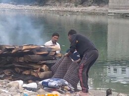 उत्तराखंड: चिता को आग देने के लिए नहीं मिली सूखी लकड़ियां, 19 साल की बेटी का डीजल-टायर से हुआ अंतिम संस्कार