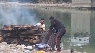 उत्तराखंड: बेटी के अंतिम संस्कार के लिए नहीं मिली सूखी लकड़ियां, डीजल और टायर जलाकर दी गई मुखाग्नि