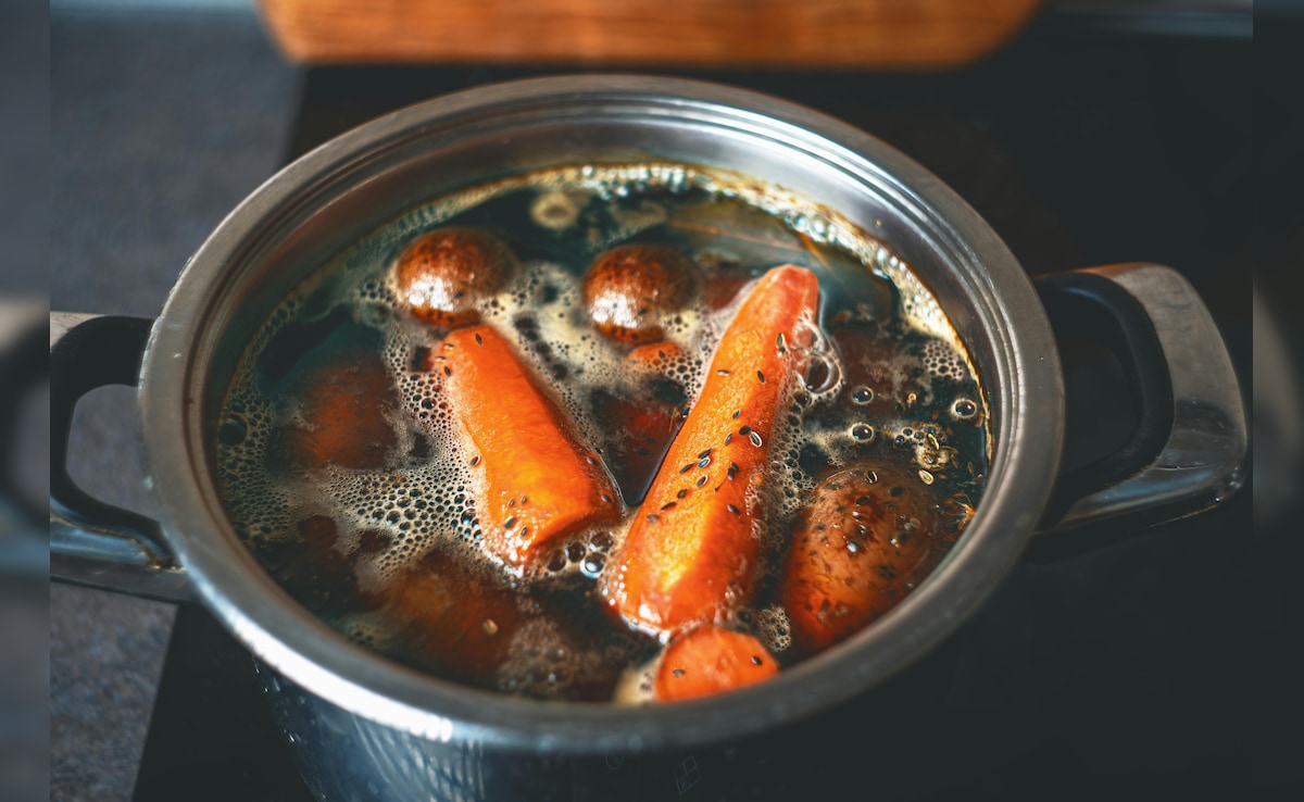 क्या आप भी सब्जी उबालते वक्त यही गलती करते हैं? तभी फीकी बनती है सब्जी, जानें सही तरीका