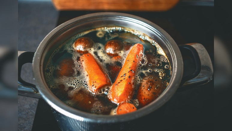 क्या आप भी सब्जी उबालते वक्त यही गलती करते हैं? तभी फीकी बनती है सब्जी, जानें सही तरीका