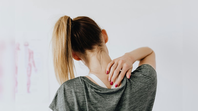 बढ़ती उम्र के साथ कमर दर्द बन गया है रोज़ की दिक्कत, तो जानिए डाइट में क्या शामिल करने से मिल सकती है राहत