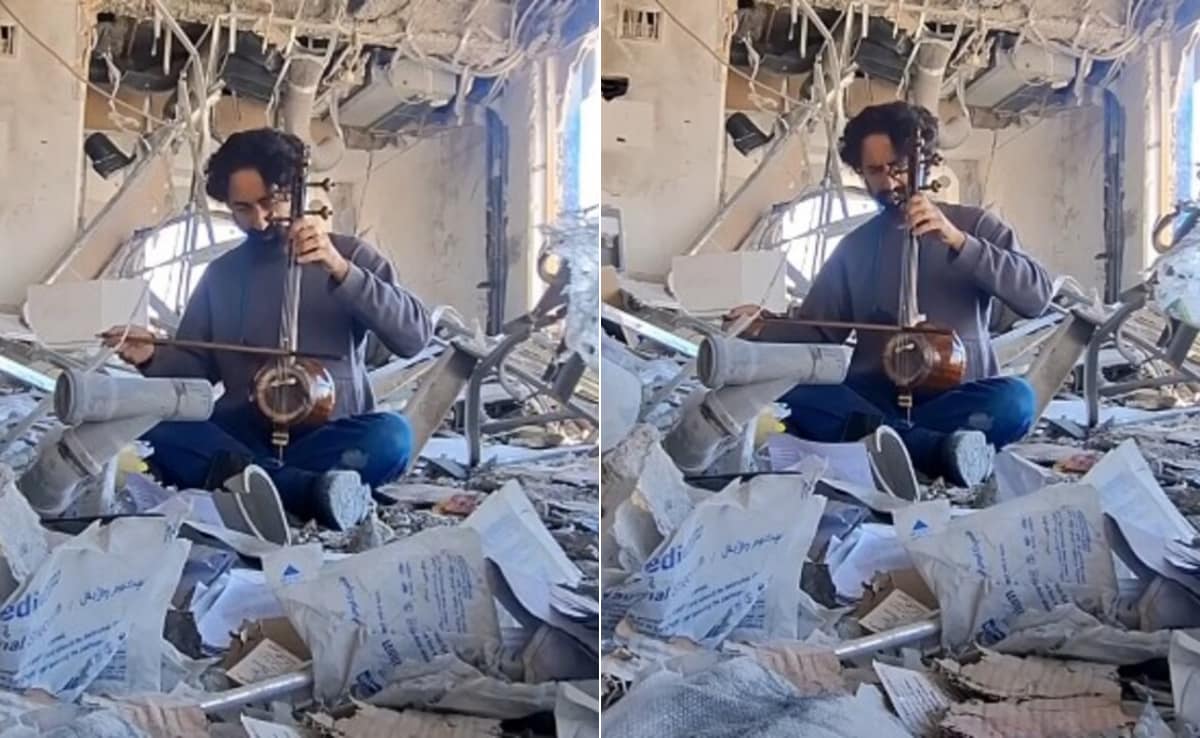 बमबारी के बीच मलबे में बैठा म्यूजिक टीचर, बजाई ऐसी धुन कि आंखें नम हो जाएं, ईरानी शिक्षक का Video वायरल