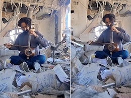 बमबारी के बीच मलबे में बैठा म्यूजिक टीचर, बजाई ऐसी धुन कि आंखें नम हो जाएं, ईरानी शिक्षक का Video वायरल