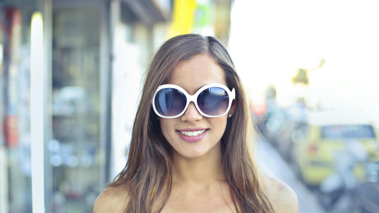 Must-try sunglass frames that accentuate the features of oval faces