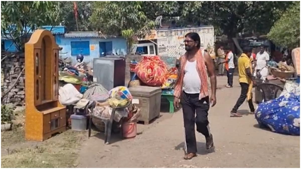 भू-धसान में मकानों को नुकसान के बाद सड़कों पर रखा घर का सामान.