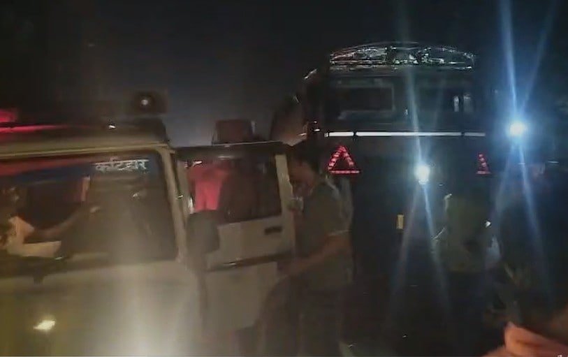 घटनास्थल पर राहत-बचाव के लिए जुटे जवान.