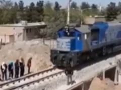 जिस रेलवे पुल को इजरायल ने दो दिन पहले उड़ाया था, उस पर आज ईरान ने दौड़ा दी ट्रेन