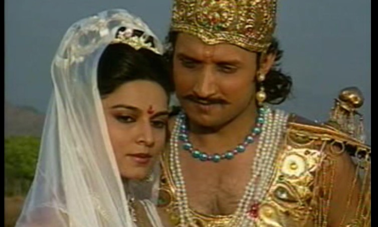 Mahabharat Ganga 5 Photos : महाभारत की गंगा ने 17 साल बड़े मशहूर डायरेक्टर से रचाई शादी, शशि कपूर की बनी समधन, नाती है मशहूर एक्टर, देखें 5 तस्वीरें