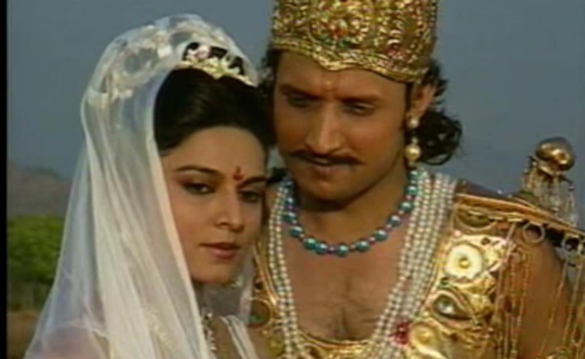 Mahabharat Ganga 5 Photos : महाभारत की गंगा ने 17 साल बड़े मशहूर डायरेक्टर से रचाई शादी, शशि कपूर की बनी समधन, नाती है मशहूर एक्टर, देखें 5 तस्वीरें