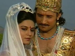 Mahabharat Ganga 5 Photos : महाभारत की गंगा ने 17 साल बड़े मशहूर डायरेक्टर से रचाई शादी, शशि कपूर की बनी समधन, नाती है मशहूर एक्टर, देखें 5 तस्वीरें