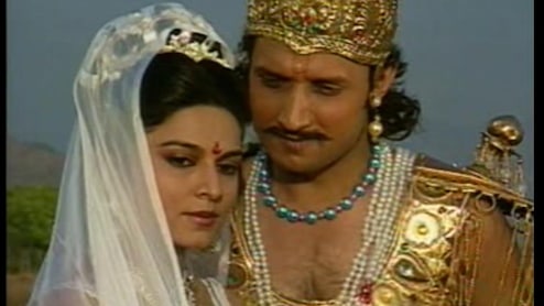 Mahabharat Ganga 5 Photos : महाभारत की गंगा ने 17 साल बड़े मशहूर डायरेक्टर से रचाई शादी, शशि कपूर की बनी समधन, नाती है मशहूर एक्टर, देखें 5 तस्वीरें