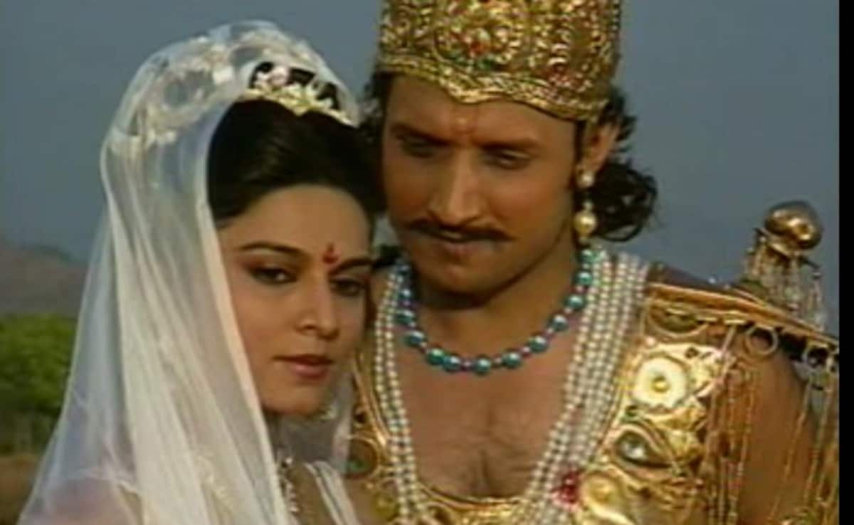 Mahabharat Ganga : महाभारत की गंगा ने 17 साल बड़े मशहूर डायरेक्टर से रचाई शादी, शशि कपूर की बनी समधन, नाती है मशहूर एक्टर, देखें 5 तस्वीरें