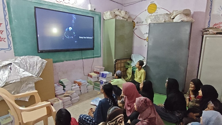 Success Story: 10% से 100% तक पहुंचा रिजल्ट, 5 शिक्षकों की मेहनत ने बदला 'मजदूर बस्ती' के स्कूल का नसीब