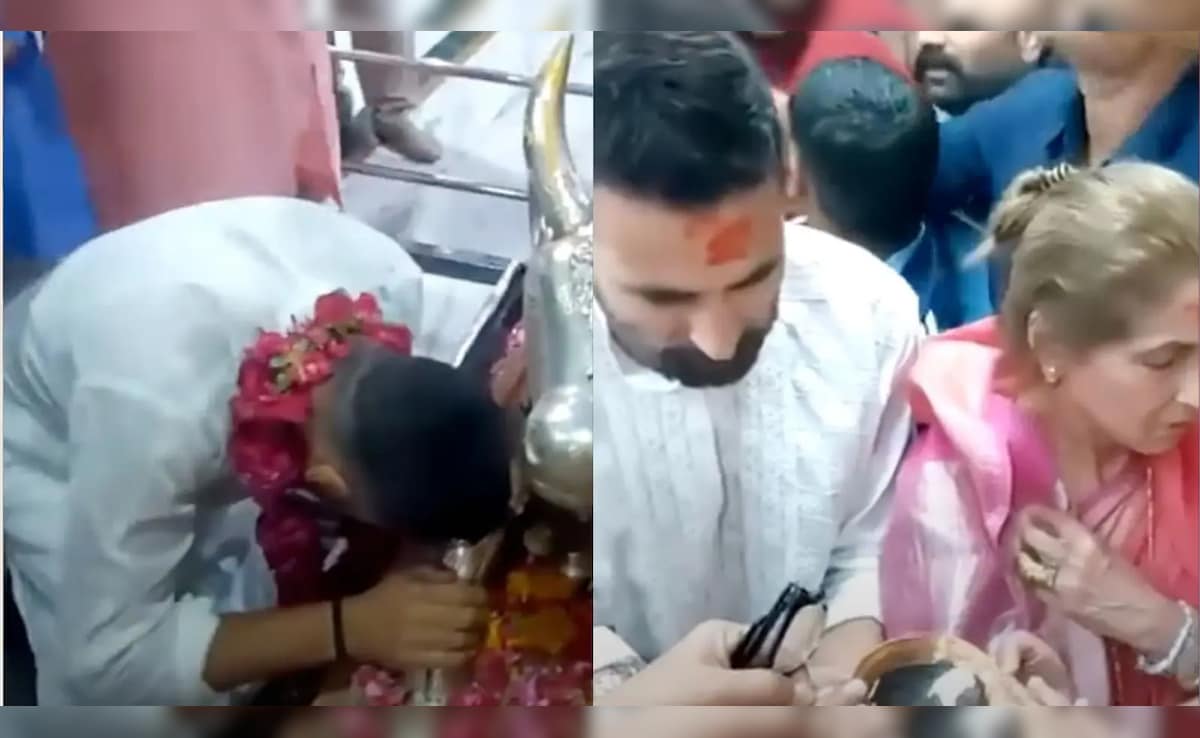 Akshay Kumar Visits Mahakaleshwar Temple With Dimple Kapadia Ahead Of Bhooth Bangla Release