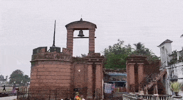 मुर्शिदाबाद में नवाबों के समय की काफी निशानियां दिखती हैं