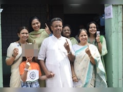 ममता के मंत्री फिरहाद ने बच्ची से भी डलवाया वोट? पोती की उंगली पर स्याही के निशान से मचा बवाल