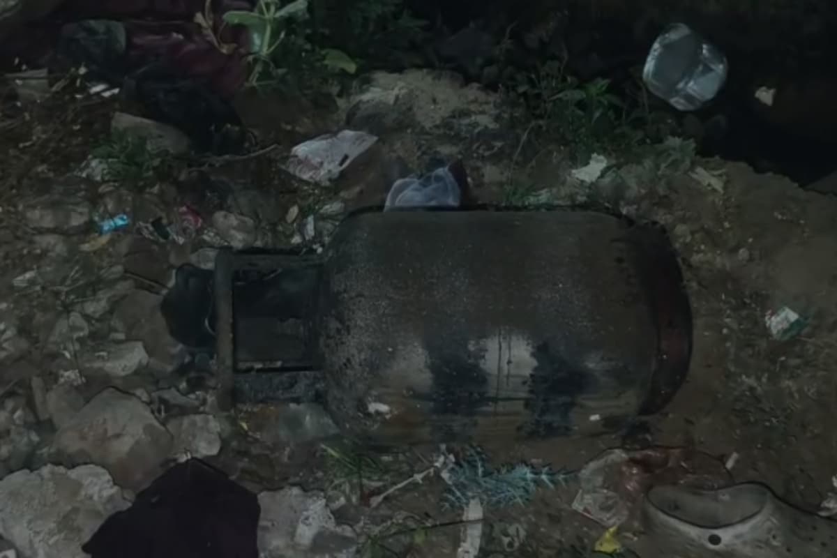 मौके पर पड़े गैस सिलेंडर. 