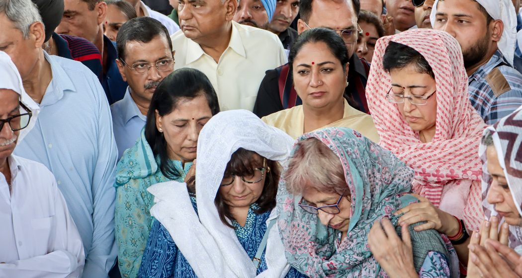 एक ही फ्रेम में पूर्व और मौजूदा CM: आतिशी के पिता के निधन पर साथ दिखे केजरीवाल-रेखा गुप्ता,ध्यान खींच रही फोटो