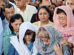 एक ही फ्रेम में पूर्व और मौजूदा CM: आतिशी के पिता के निधन पर अगल-बगल खड़े दिखे केजरीवाल-रेखा गुप्ता,ध्यान खींच रही ये फोटो