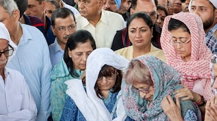 एक ही फ्रेम में पूर्व और मौजूदा CM: आतिशी के पिता के निधन पर अगल-बगल खड़े दिखे केजरीवाल-रेखा गुप्ता,ध्यान खींच रही ये फोटो